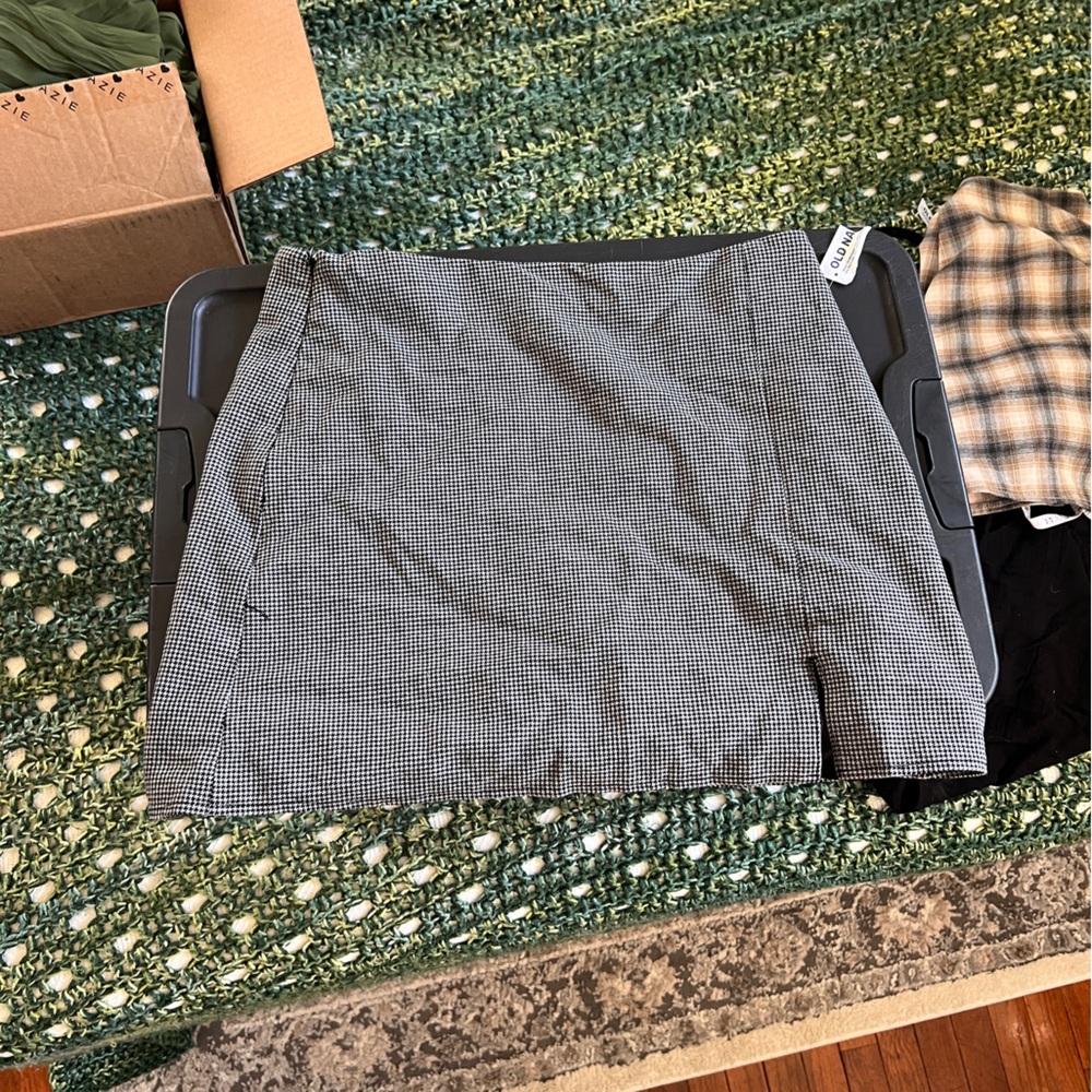 Old Navy Black and White Mini Skirt